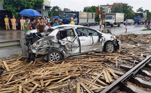 Nam Định: Tàu hỏa tông nát ô tô, 1 người chết, 3 người bị thương