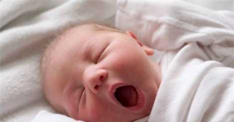 Nguy hại khi trẻ không được bú sữa mẹ ngay sau sinh