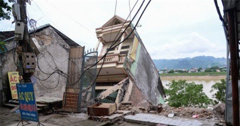 Phó Thủ tướng yêu cầu tìm nguyên nhân hàng chục ngôi nhà ở Hòa Bình "tụt" xuống sông