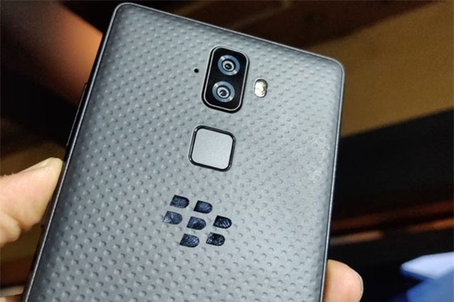Cận cảnh BlackBerry Evolve: Camera kép, màn hình FullView, pin ‘trâu’ 