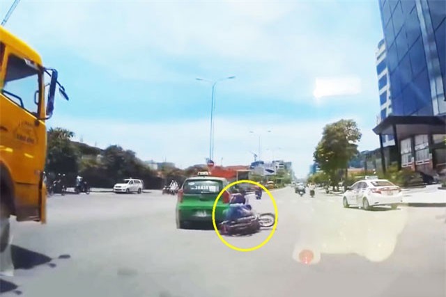 Clip: Đi xe như diễn xiếc, xe máy suýt ‘chui’ gầm taxi
