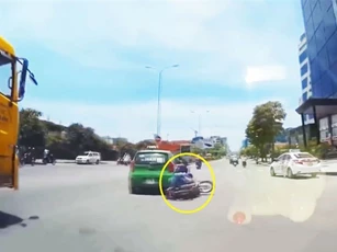 Clip: Đi xe như diễn xiếc, xe máy suýt ‘chui’ gầm taxi