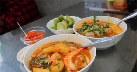 Khách sành ăn "giật mình" với bánh canh cua vỉa hè giá 300.000 đồng