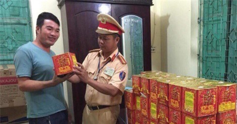 Nghệ An: Bắt xe khách vận chuyển hơn 1.500 quả pháo