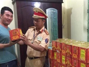 Nghệ An: Bắt xe khách vận chuyển hơn 1.500 quả pháo