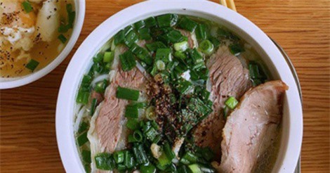 Tô phở 'xe lửa' giá 70.000 đồng ở Sài Gòn