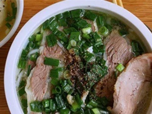 Tô phở 'xe lửa' giá 70.000 đồng ở Sài Gòn
