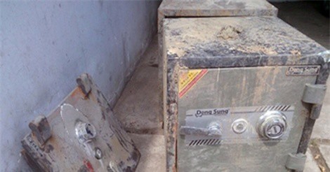 TPHCM: Trộm mang két sắt chứa vàng và hơn 100 triệu đồng ném xuống kênh