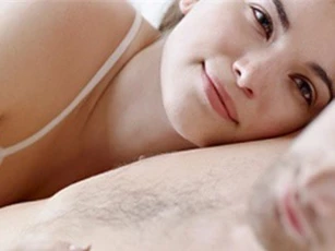 Vì sao đàn ông thường "lăn ra ngủ" sau khi yêu?