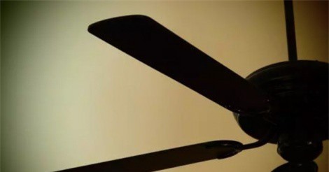 Tác hại đáng sợ của việc bật quạt để ngủ