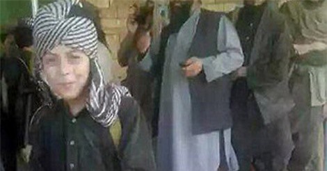 Chiến binh nhí IS cười tươi đầu hàng quân đội Afghanistan 