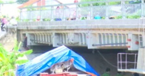 Chồng phát hiện vợ tử vong dưới ghe, 2 tay bị trói