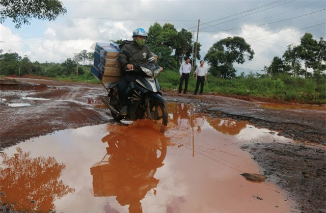 Đắk Nông: Tỉnh lộ biến thành “ao nước”, sửa xong lại… hỏng
