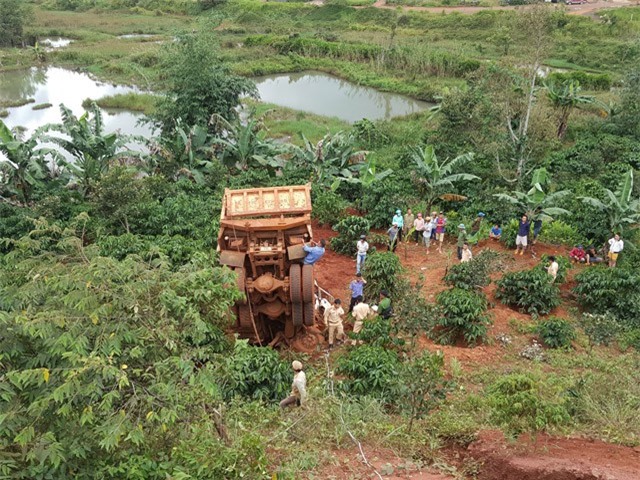 Đắk Nông: Xe “hổ vồ” lao xuống vực, tài xế mắc kẹt tử vong trong xe