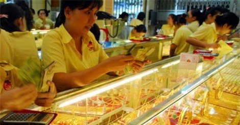 Giá vàng hôm nay 3/8: USD tăng vọt, vàng tụt xuống đáy mới