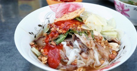 Quán phở chua bán 5 tiếng mỗi ngày, khách "check-in" ầm ầm ở Sài Gòn