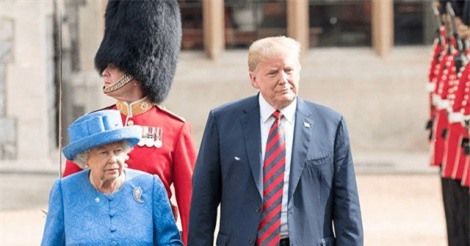 Tổng thống Trump giận dữ vì bị chỉ trích đến muộn trong buổi gặp Nữ hoàng Anh