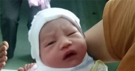 Bé trai sơ sinh còn nguyên dây rốn bị bỏ rơi ven đường