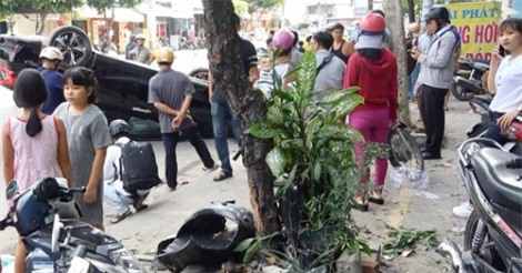 Ôtô lao lên vỉa hè Sài Gòn tông hàng loạt xe máy