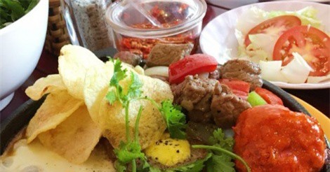 Quán bánh mì chảo "ngon điên đảo" ở Sài thành