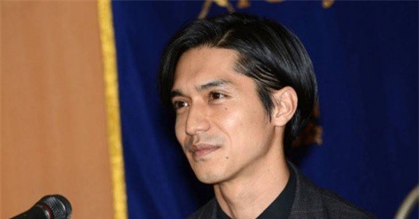 Tài tử hàng đầu Nhật lộ ảnh giường chiếu với phụ nữ có chồng