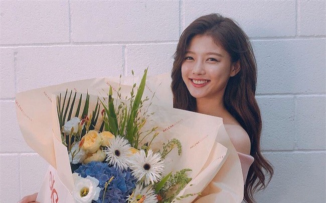 Kim Yoo-jung tái xuất rạng rỡ sau thời gian trị bệnh