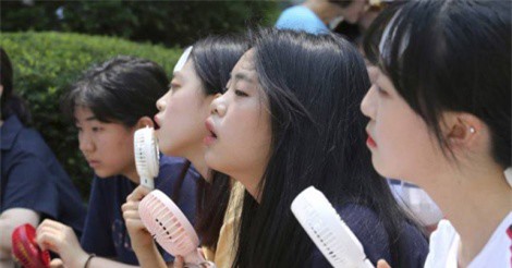 Muôn hình vạn trạng cách xử trí nắng nóng trên toàn thế giới