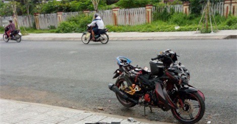 Sóc Trăng: Giận vợ, chồng tháo tung xe gắn máy “xịn” vứt bên đường