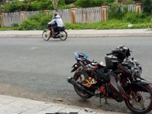 Sóc Trăng: Giận vợ, chồng tháo tung xe gắn máy “xịn” vứt bên đường