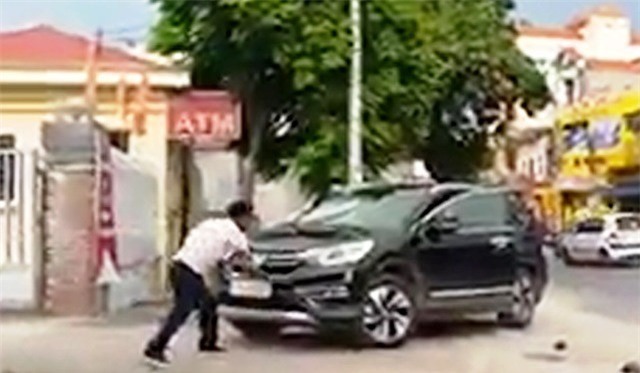 Thái Bình: Bị đánh, người đàn ông dùng hung khí đập vào đầu xe CR-V