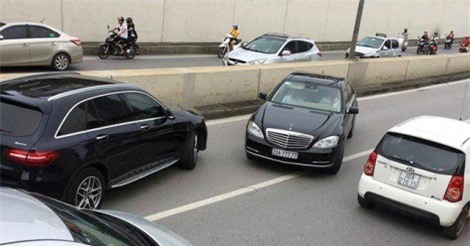 Hà Nội: Xe Mercedes biển “ngũ quý 7” đi ngược chiều trong hầm Kim Liên