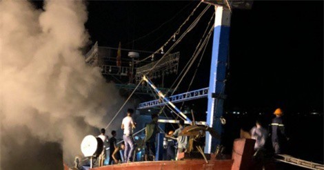 Nghệ An: Tàu cá 10 tỷ bốc cháy khi chuẩn bị xuất bến