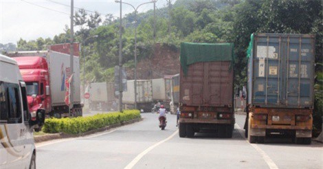 Quảng Trị: Mưa lũ ở Lào kéo dài, hàng trăm phương tiện ách tắc tại cửa khẩu Lao Bảo