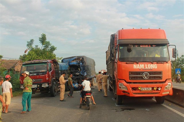 Hà Tĩnh: Tránh bò thả rông, ô tô tải gây tai nạn liên hoàn