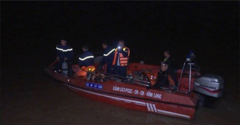 Vĩnh Long: Sà lan lật úp, bé gái 6 tuổi mất tích