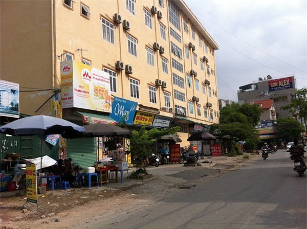 Đại học TNMT Hà Nội: Hô biến nhà hiệu bộ thành ki ốt bán hàng