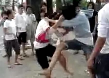 Vui đùa tại sân trường, nam sinh lớp 9 bất ngờ... tử vong