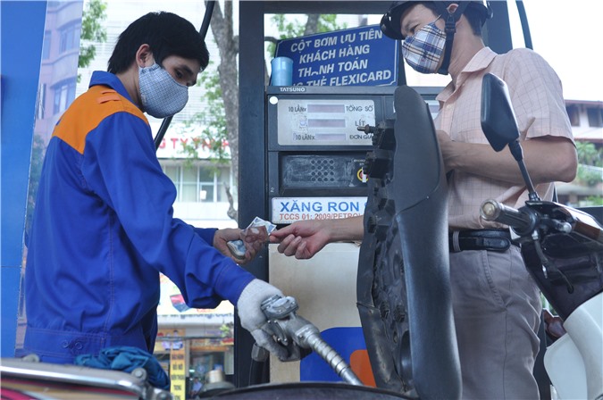 Làm gì với hàng nghìn tỷ người dân đã nộp 'oan' cho doanh nghiệp xăng dầu?