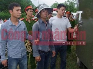 Hiếp dâm còn nhắn tin dọa mẹ nạn nhân 'không làm to chuyện'