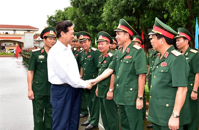 Thủ tướng Nguyễn Tấn Dũng thăm, làm việc tại Quân khu 4