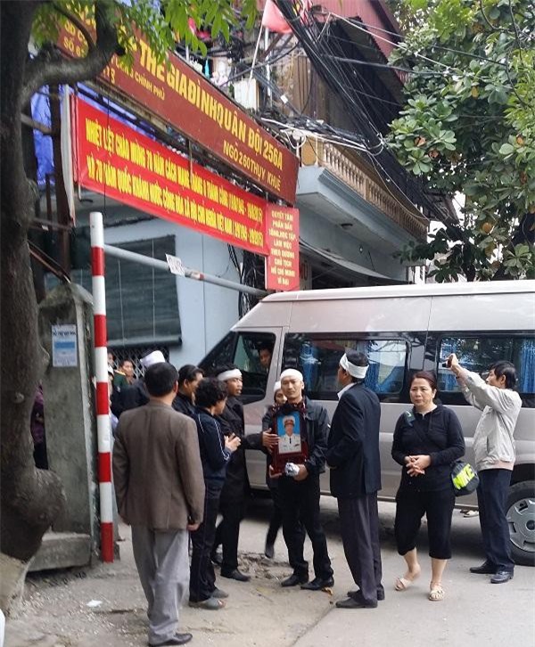 Dân đòi đối thoại, bí thư phường Thụy Khuê nói “dân chủ quá chớn”?