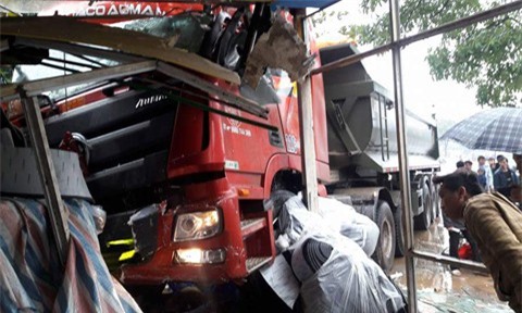 Xe đầu kéo đâm sầm vào nhà dân, 2 người trọng thương