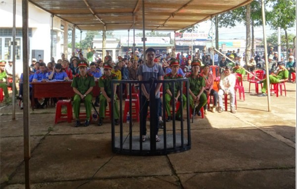 Xuống tay đâm chết cậu ruột vì... một chiếc điện thoại