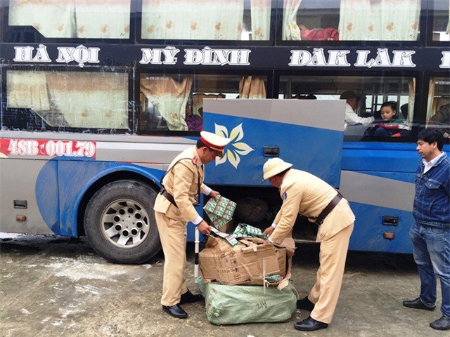 Hà Tĩnh: Phát hiện xe khách chở gần 13.000 gói dầu gội đầu giả