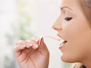 Nhai kẹo cao su không đường có thể tiêu diệt bớt vi khuẩn