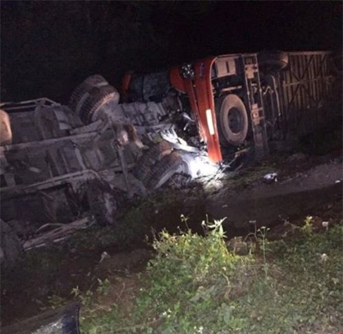 Xe khách đâm xe tải, khoảng 20 người thương vong