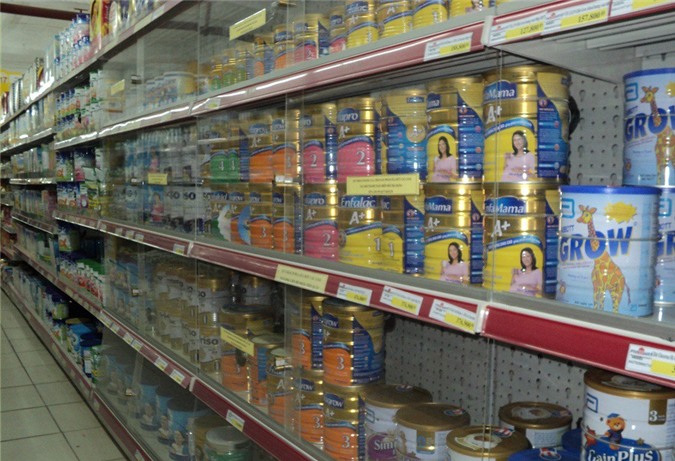 Giá sữa Việt Nam vẫn “một mình một chợ”: Nghịch lý và bất thường
