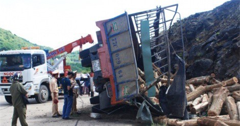 Xe tải chở gỗ đâm vào vách núi, tài xế tử vong