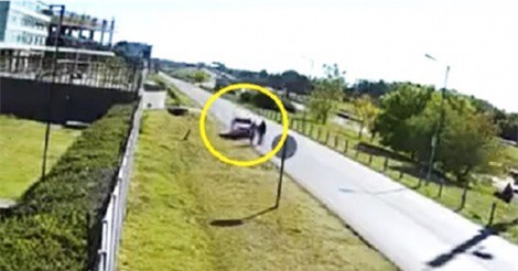 Clip: Phẫn nộ cảnh ôtô tông 2 vợ chồng già thương vong rồi bỏ chạy