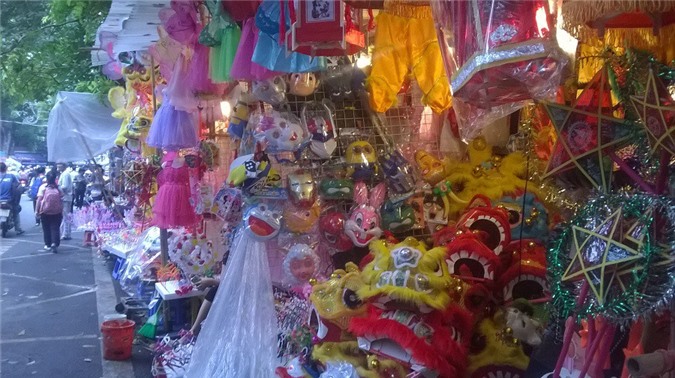 Chùm ảnh người Hà Nội "chảy hội" sắm đồ đón Tết Trung thu